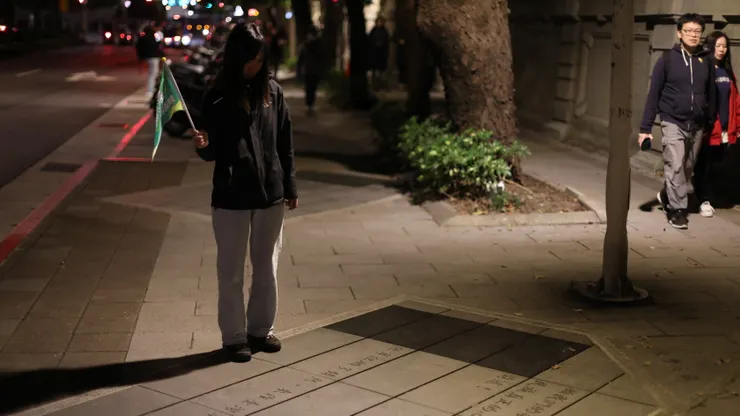 香港的朋友第一次看到民主的字刻在地上