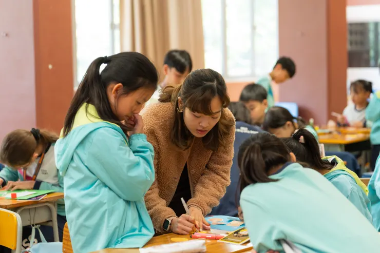 鄧湘凝老師用心地支援學生的學習