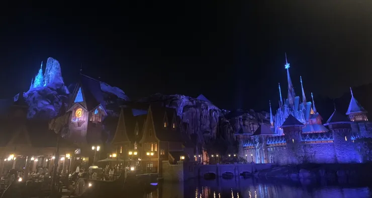 夜晚打上燈的冰雪奇緣城堡是真的很漂亮