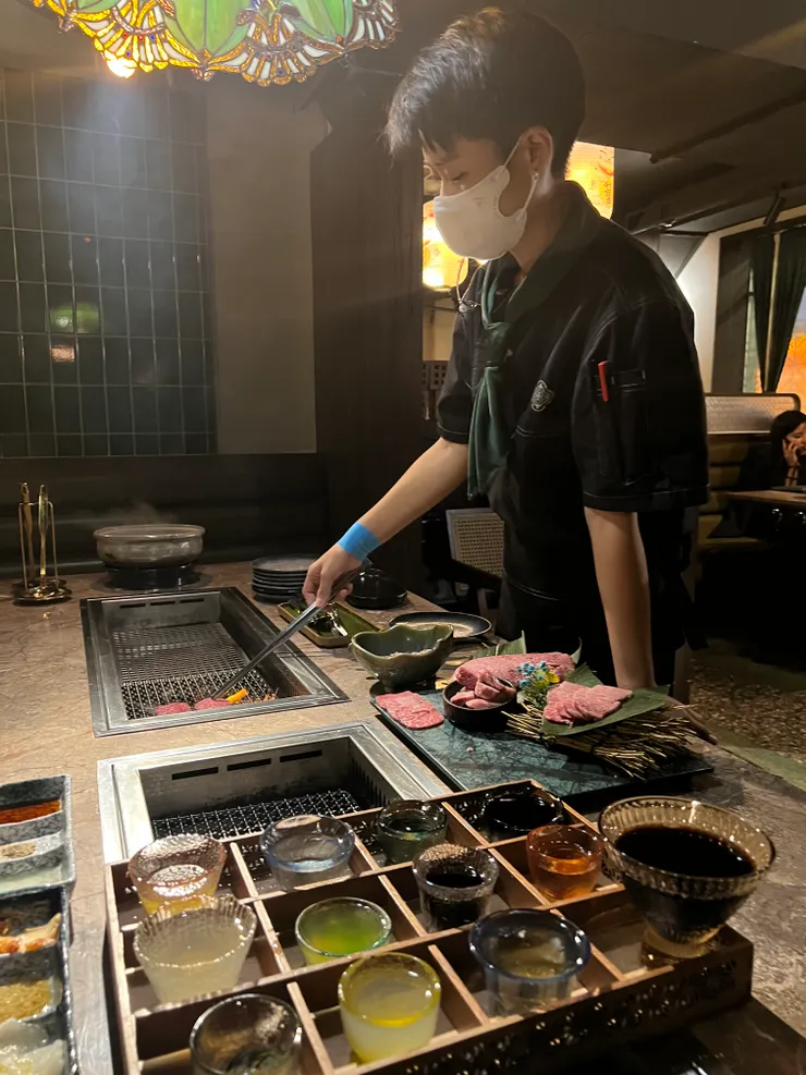 看看~~是不是超帥氣!! 邊喝酒邊享受服務....喂...