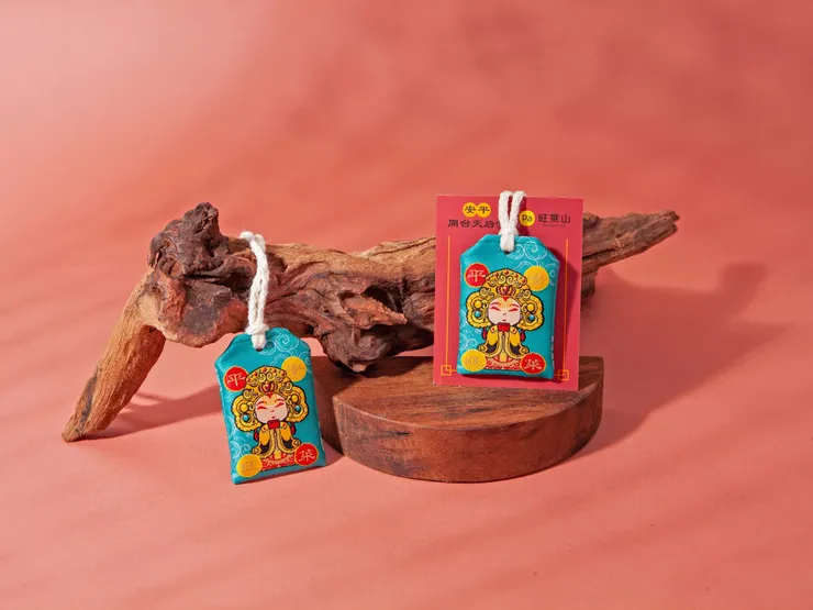 圖說：「旺萊平安符袋」不只繡工精緻，米白色繫繩更特別選用鳳梨葉纖維製成，充滿巧思的文創設計，是鳳梨全果應用與零農廢永續願景最美轉譯。（資料來源：旺萊山）