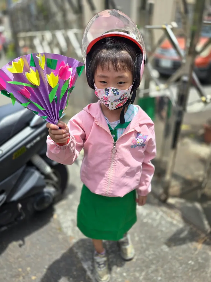 體驗愛塗鴉寶貝看過來!可自由裁切、牆壁、木板隨處可黏、白板