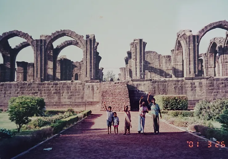 印度路邊不知名的遺址,是孩子們的遊戲場.