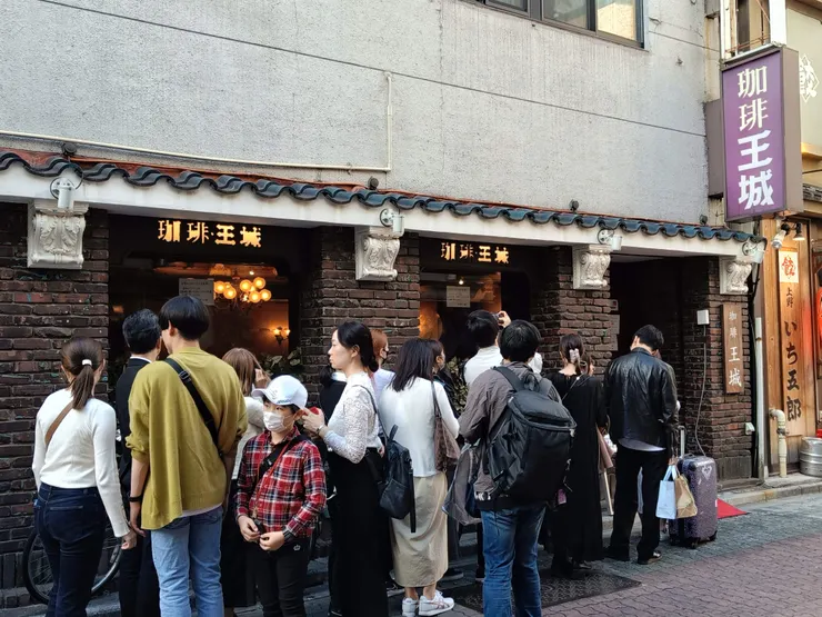 門口大排長龍的"珈琲王城"