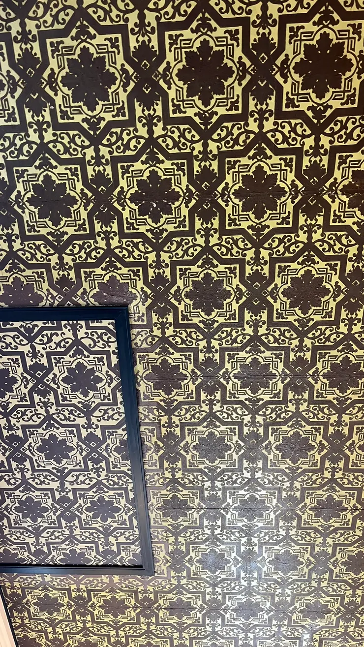 在日本,金唐革紙多用於銀行、迎賓館、洋館的貴賓室或會議室,象徵身份與格調。