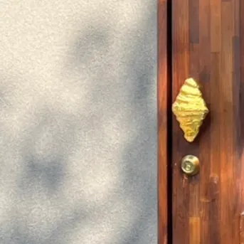 一個橘黃燈光下播著爵士樂的房間