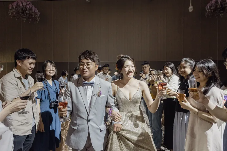 二次進場很適合以敲敲杯的方式，和賓客互動