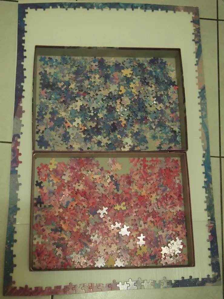 在空間比較小的地方拼的時候,會拿拼圖外盒當分類盒將顏色大致上分類。但我更喜歡的是在空間大的地方把拼片全部翻到正面散開。