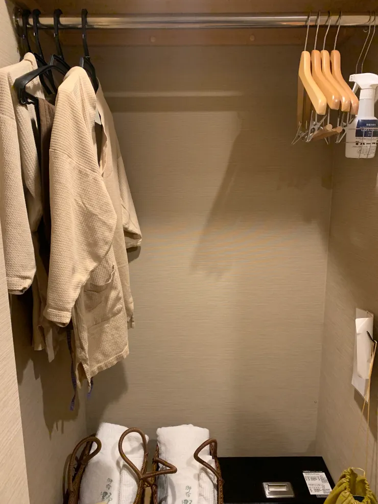 提供睡衣(每天換新唷)，還有竹籃裡面有浴巾小毛巾跟襪子，讓你可以提去泡溫泉