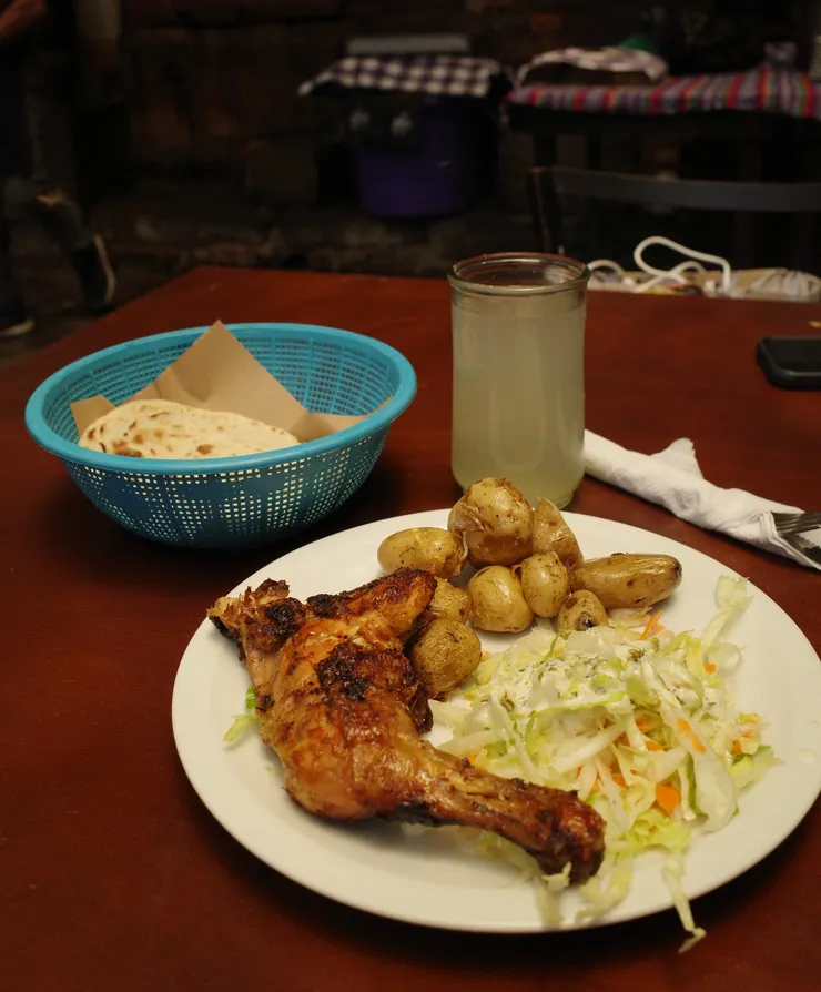 那個跟雞肉一起烤的馬鈴薯實在是只想說：老闆再來一盤。