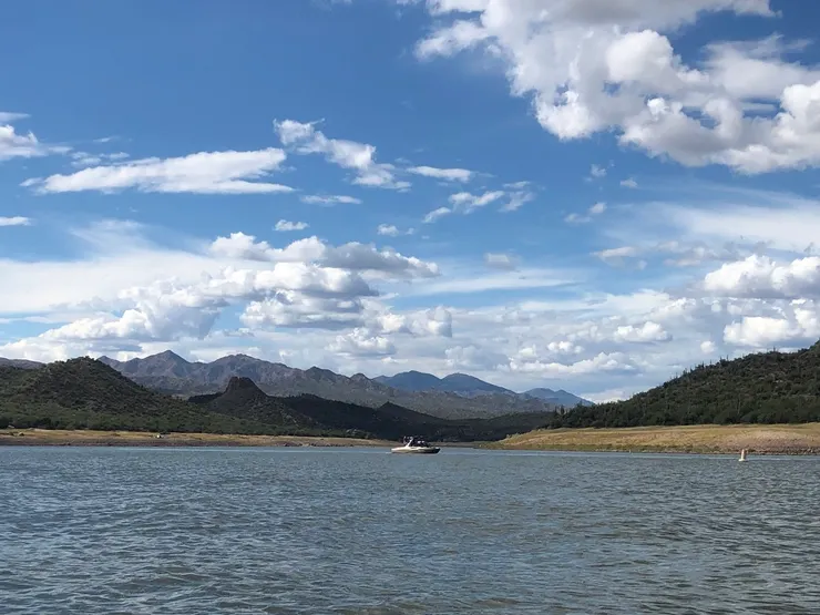 作者攝於 2022年10月｜在Paddle Board上的視角，遊賞 Bartlett Lake（原創作品，請勿擅自使用或轉載。）