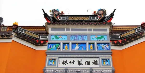 紫竹林的正門,裝飾著精美的彩繪和龍形雕刻。