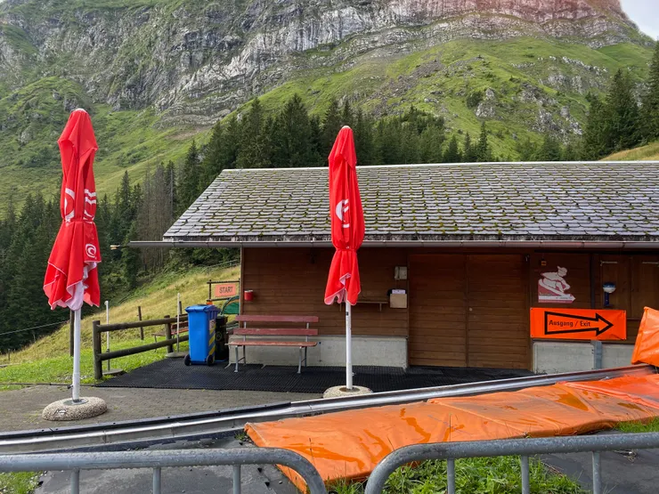 其实半山并没那么大雾，不过Toboggun门还是关得紧紧的。