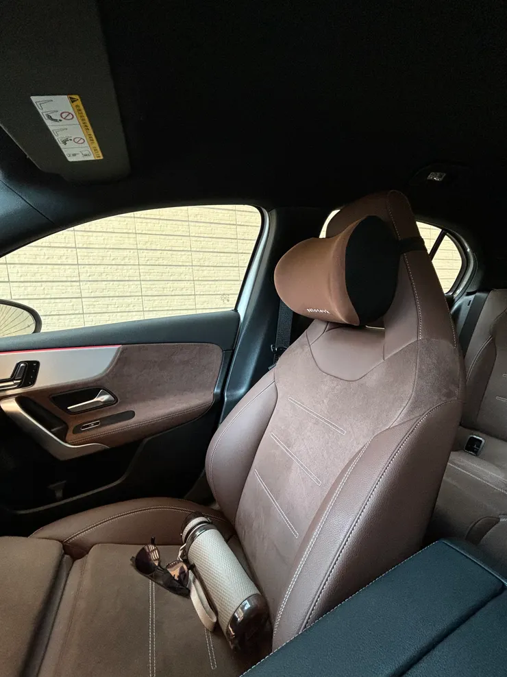 女友說車子沒有舊車好坐，因為頭不知道怎麼靠，所以買了一個椅子一樣顏色的頭靠