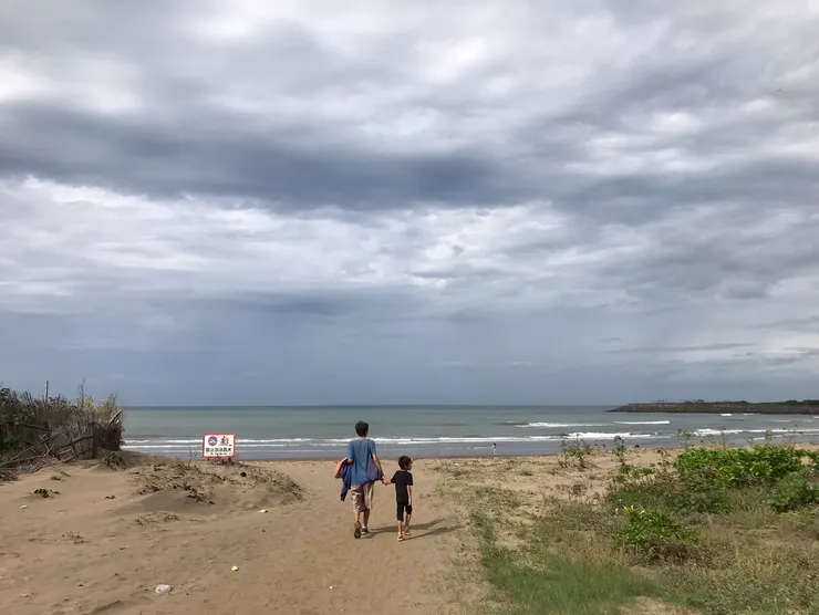 走在我們前面的是剛才在小路路口換拖鞋的父子