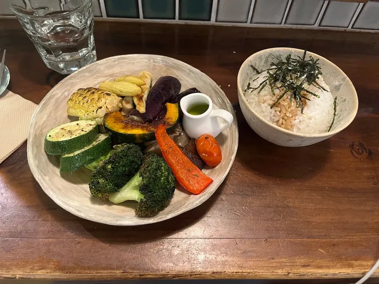 好像是什麼奶油拌飯佐烤時蔬?配一杯鮮奶茶。