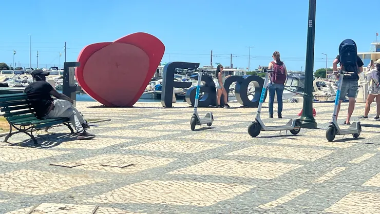 廣場上放有四個大型字母 – Faro， 休閒港排列著一艘一艘的郵船。