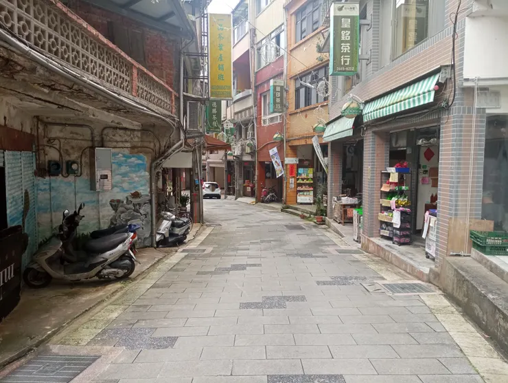 坪林老街一隅，平日時段商家未每間都營業