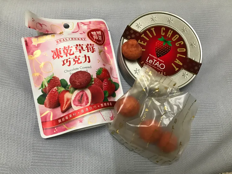 義美和LeTAO的草莓凍乾比較