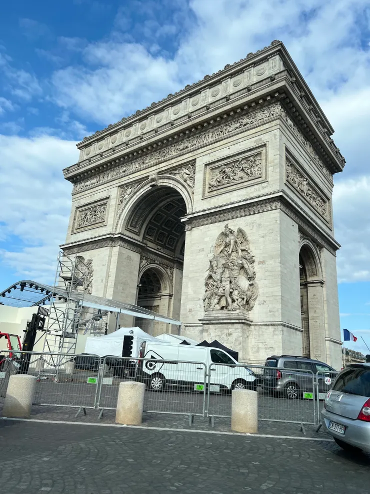 We saw the Arc de Triomphe during the taxi ride from the airport to the apartment;這次沒有特地去凱旋門,因為以前去過了。幸好搭計程車入城的時候有看到。為了幾天後要慶祝的第二次世界大戰歐洲戰勝紀念日,法國總統要親來主持典禮,這裡還在搭架子呢。