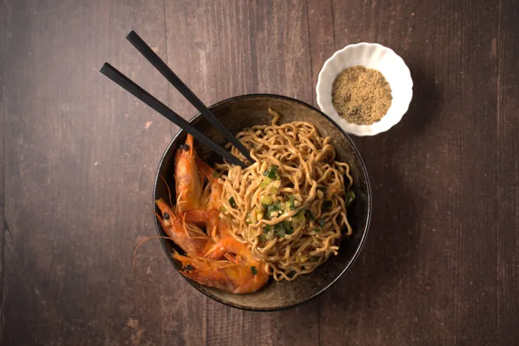 「胡椒乾蝦」搭配新鮮草蝦與蔬菜，變身為鮮味十足的控醣年節主食，不僅開胃更能補充優質微量元素。（資料來源：日日好食）