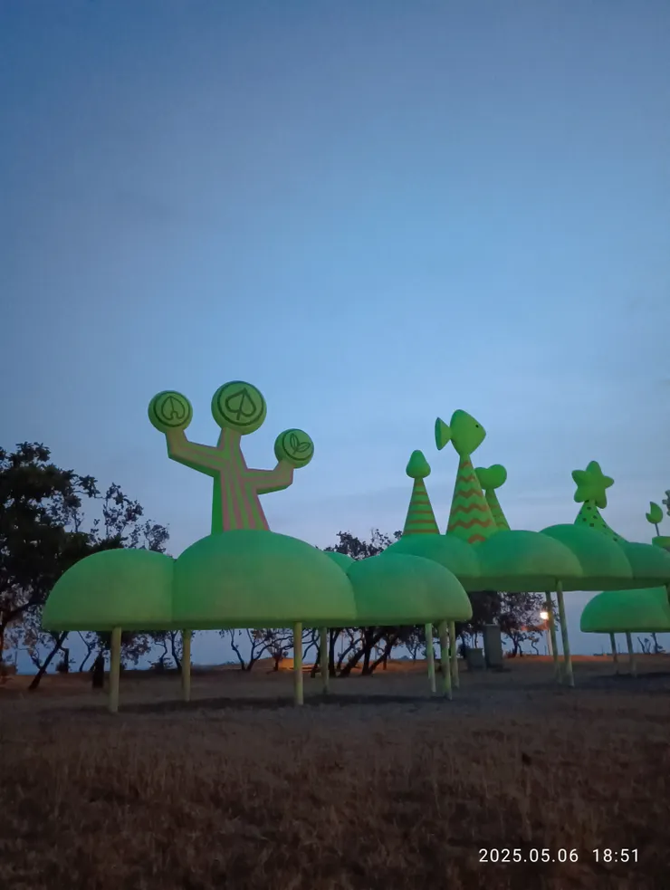 此雕像稱雲光島黑暗中拍攝仍自明