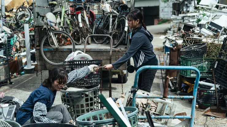 從小在家裡幫忙回收工作的女主。