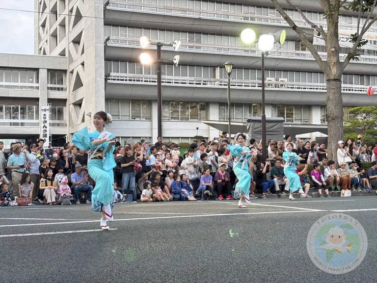 遊行中打頭陣的三颯舞小姐