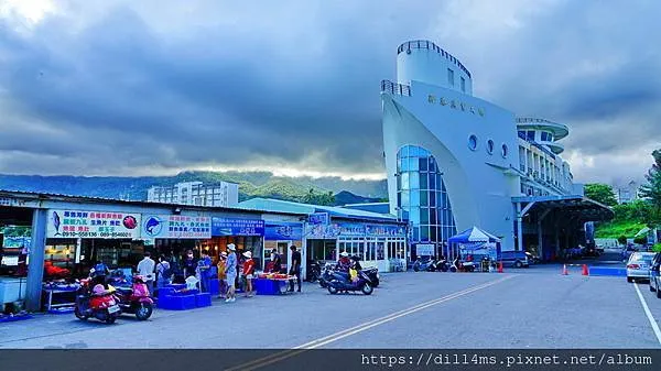 像是一艘白色郵輪的漁業大樓