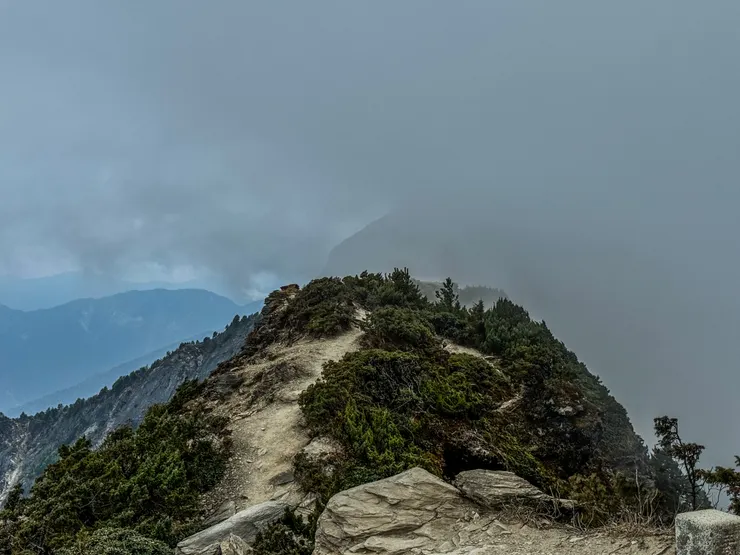 塔關山位於高雄與台東的交界處，海拔3222M,  單程2.2k。 山頂視野極佳。