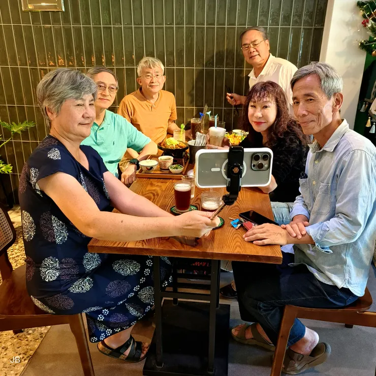 【飽飫酒肉思清淡莎莉提議吃誠食！螳螂捕蟬，黃雀在後。】