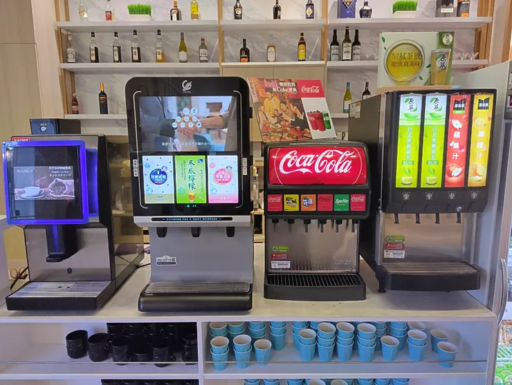飲料機選擇很多，咖啡機、可爾必思、汽水機、果汁機都有