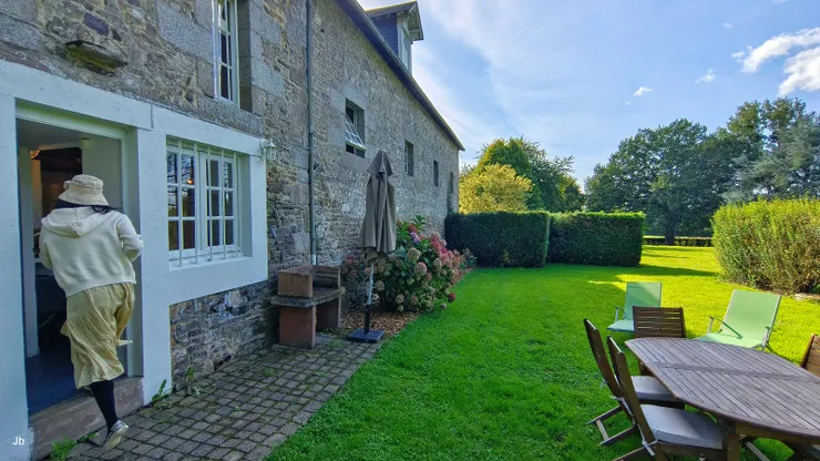 【布塞埃爾城堡歷經許多可泣可歌，如今主人在此長住笑臉迎接來客！女主人引領參觀，介紹環境。我們的後院。】