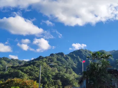 天氣睛,就是不用修圖：山間的那抹紅