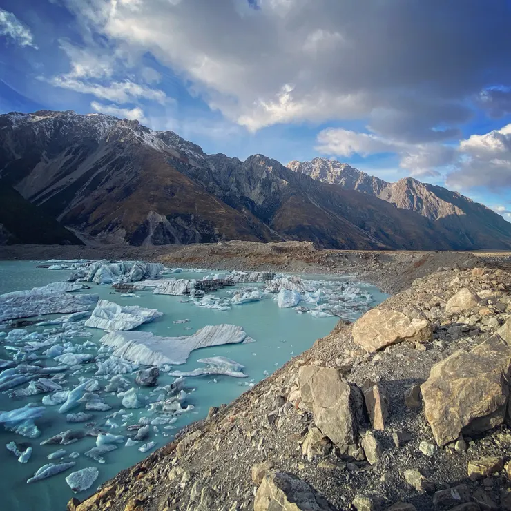 暖冬的庫克山，冰川還是不段的崩解成大藍冰飄到下游