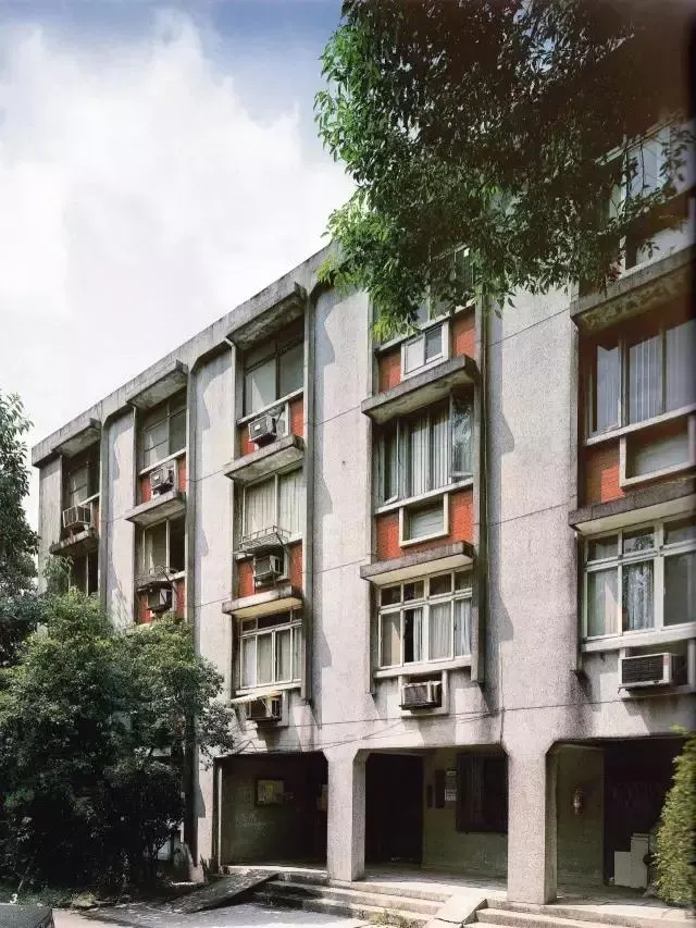 從外觀來看，冷氣擺放在窗台中央正下方，可以維持立面的整齊與美感。（圖片來源：王大閎建築研究及保存學會）