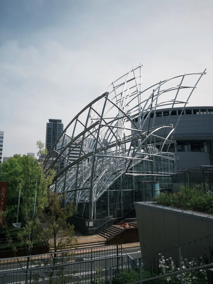 國立國際美術館的外觀，超科幻的。