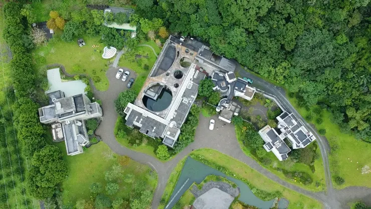 理性的透視與山巒的天際線，將人與環境共存的理念落實在這山林之間，對自然環境的尊重與重視亦能有最美好的實踐。