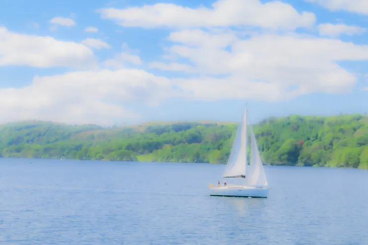 溫德米爾湖上，迎頭趕上的帆船