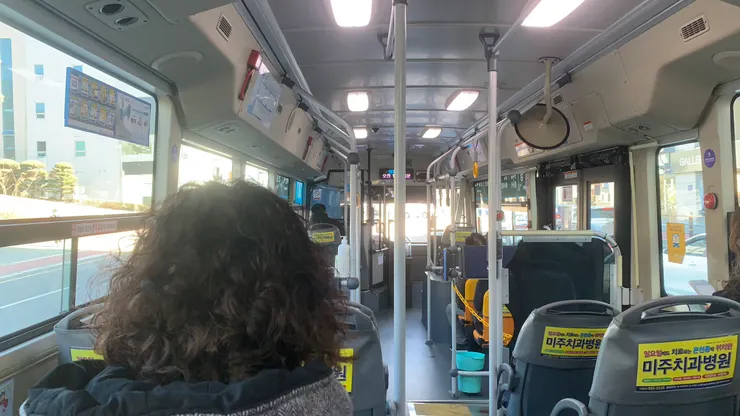 公車上人不多。