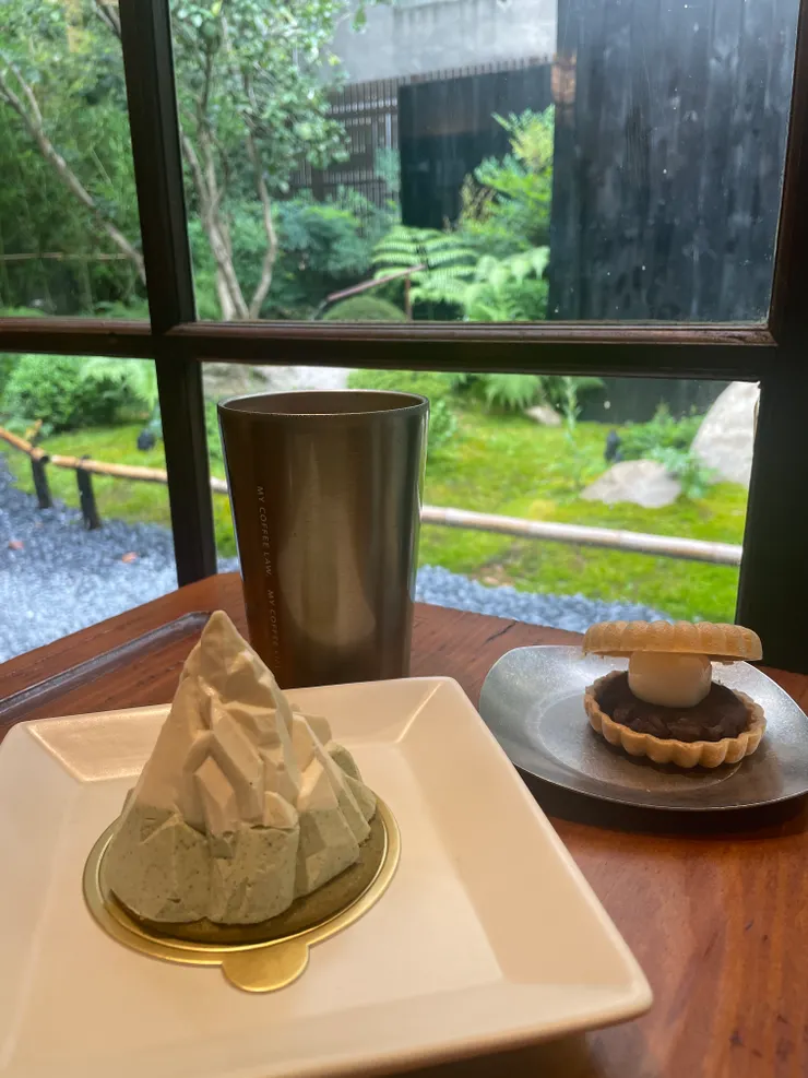 COFFEE LAW山物所所提供的點心─點飲料及贈送的白玉紅豆最中餅，以及與綠帶純植物烘焙合作推出的獨家台灣山系點心玉山塔。