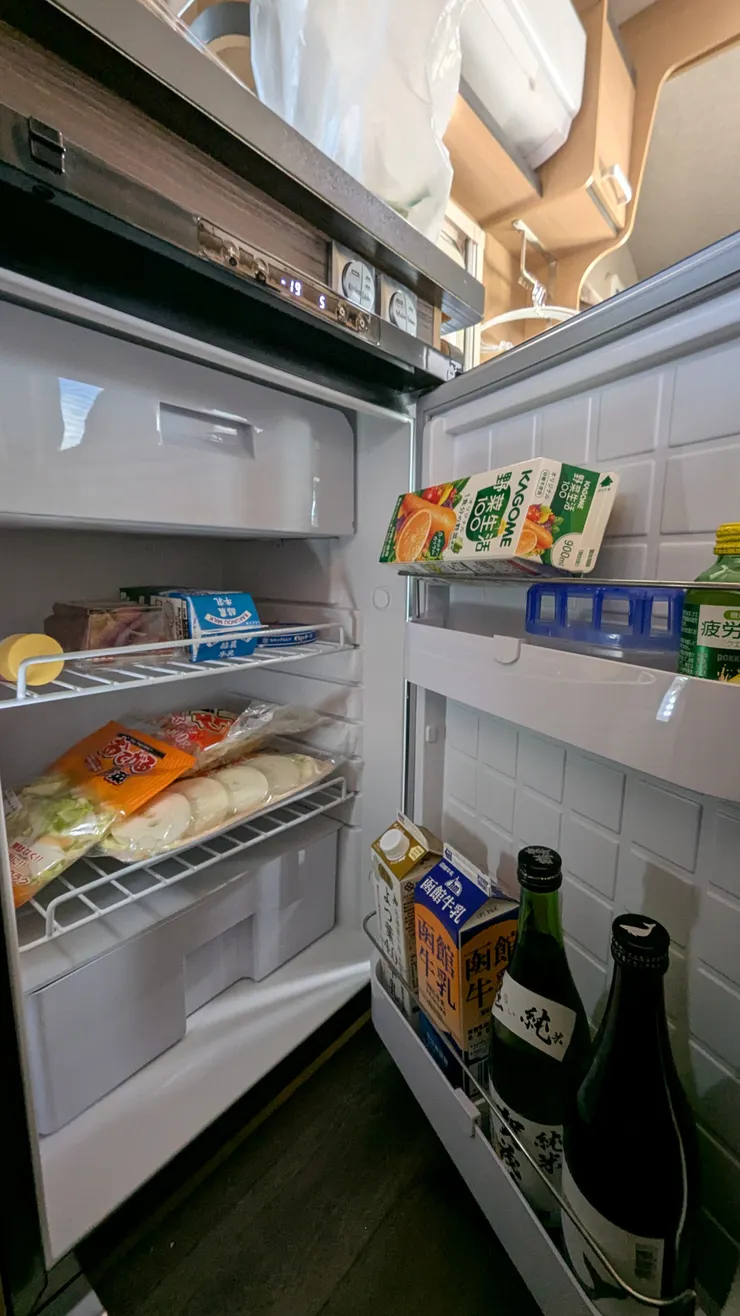 這款露營車的冰箱容量不小，還有冷凍和冷藏