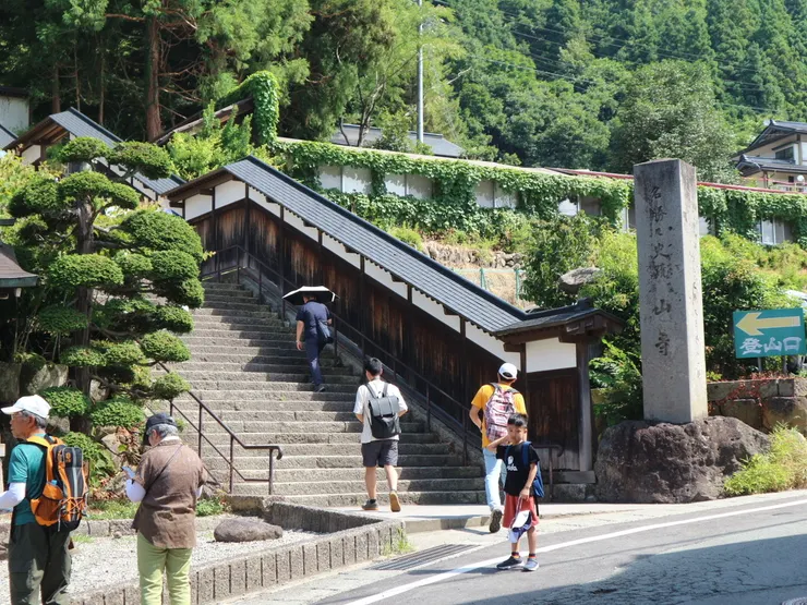 走到最初的登山口,看到這一長排的石階先倒抽一口氣,兒子在前面抓著頭,我想他應該很想逃走XD