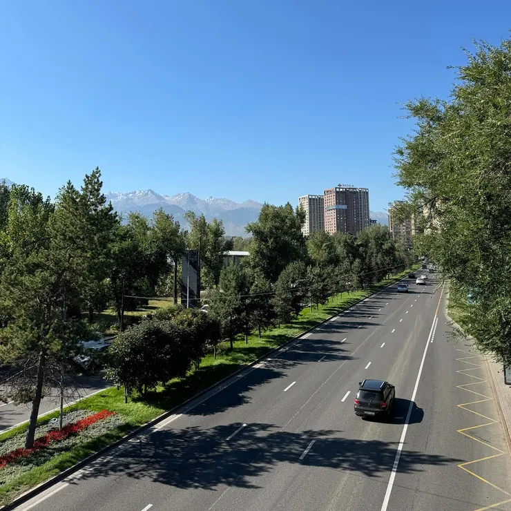 Almaty 阿拉木圖一景，遠方是天山山脈
