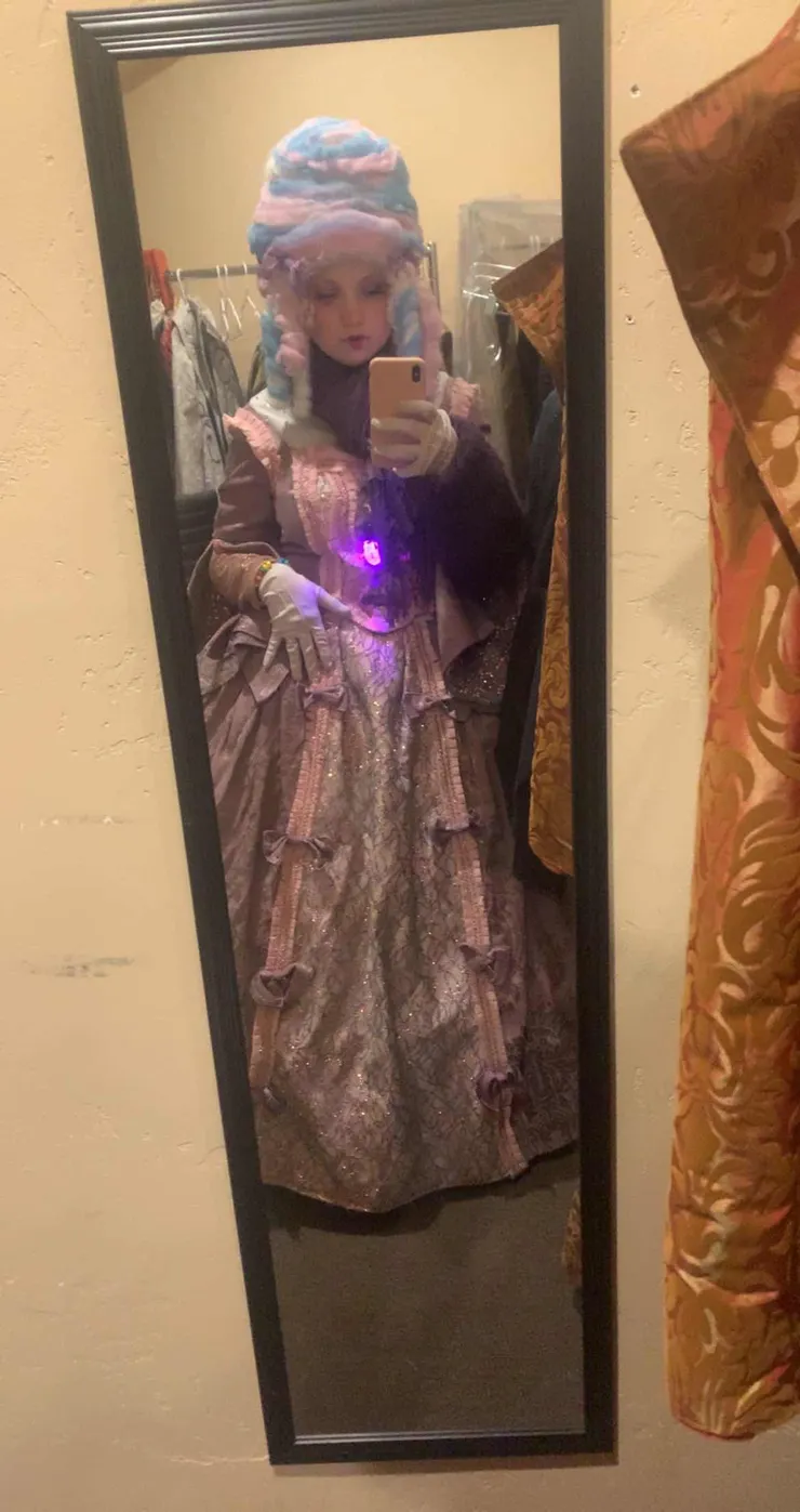 演員依照服裝和角色去選擇適合的項鍊顏色。(圖片來源:由lizzy提供)

