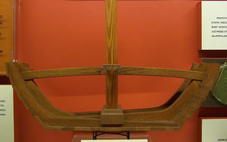 船體的橫切面；注意下桅杆呈階梯狀並有支撐