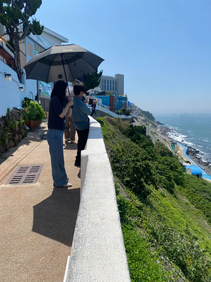 沿著海岸線有長長的步道