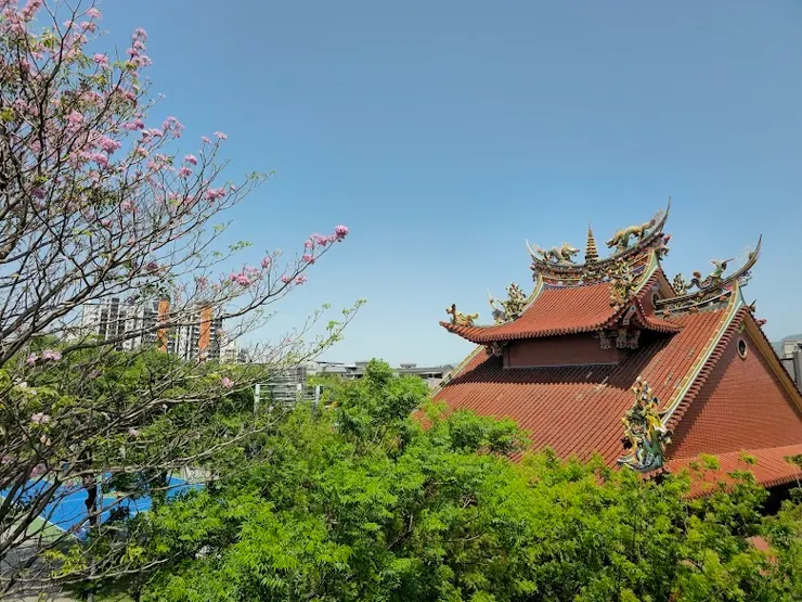 屋脊上剪黏工藝（圖片截圖於網路）