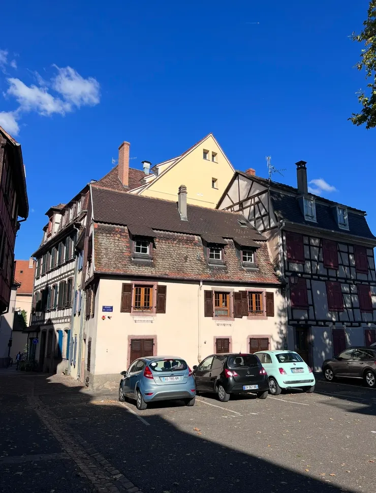 走出巷子就是大馬路