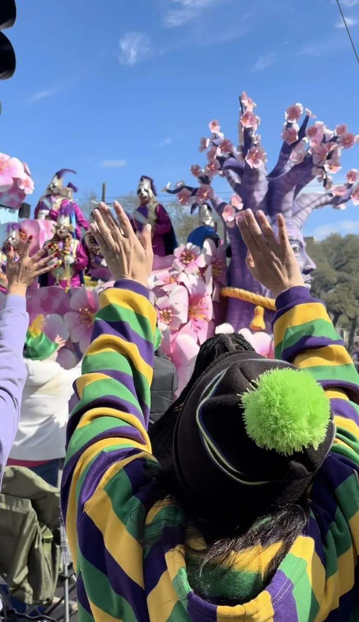 Mardi Gras遊行 遊行車上的人會丟珠珠項鍊! 記得要大聲跟他們索取